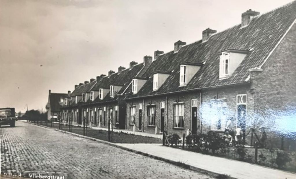 K-26109, Ford vrachtauto van M. Moerman uit de Vliedbergstraat te Rilland, geparkeerd aan de Vliedbergstraat aldaar ca. 1951. 
Bron: Facebook, Het oude Rilland, geplaatst door Ingrid Meesters, 5-1-2025. 
