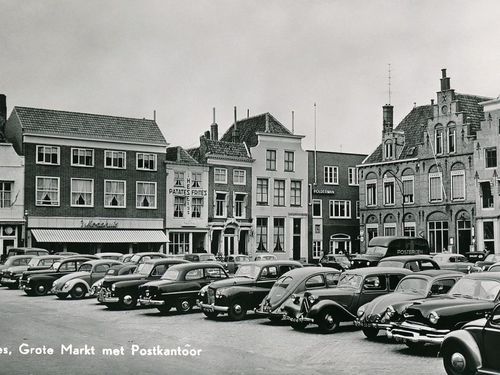 K-26200, VW 1200 van W.L.J. Harthoorn uit Nisse, geparkeerd op de Grote Markt te Goes, 1955. 
Bron: Rondje Goes, prentbriefkaart, geplaatst 26-11-2016. 
