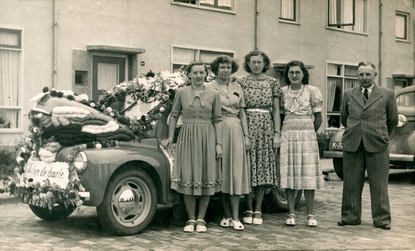 K-26291, Renault 4CV van L.A. Vervaet uit Axel, met de hele familie ervoor, 1950. 
Bron: Facebook, Frank Deij, geplaatst 19-1-2023. 
