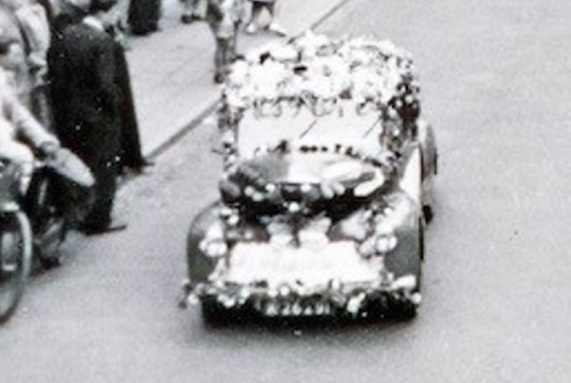 K-26291, Renault 4CV van L.A. Vervaet uit Axel, bij een optocht in de Noordstraat aldaar, 1950. 		
Bron: collectie Frank Deij, via Sankie Koster