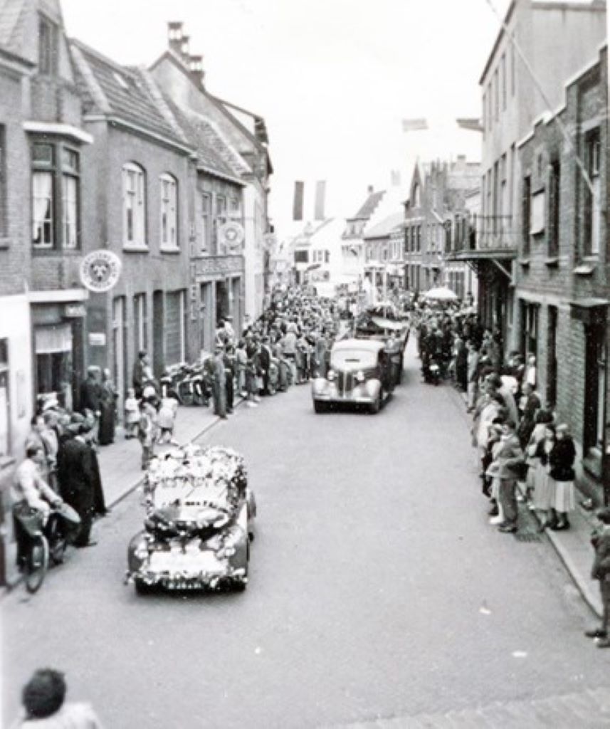 K-26291, Renault 4CV van L.A. Vervaet uit Axel, bij een optocht in de Noordstraat aldaar, 1950. 		
Bron: collectie Frank Deij, via Sankie Koster