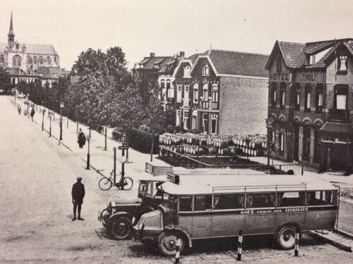 K-15, Republic bus van Van Strien, geparkeerd achter de Latil K-382 van Krijger, ca. 1933 bij het station van Goes, voor Hotel Tivoli.
Bron: 't Reisvaerdig Beveland, door J.C. Hartingsveldt, uitg. Den Boer De Ruiter, opgepoetst door Kees Griep.