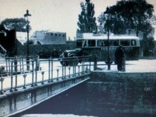 K-15, Republic bus Goes â€“ Zierikzee van Van Strien uit Goes, draait de Joachimikade op aldaar, 1931, onderweg naar Katscheveer.
Bron: DVD Ons Zeeland 1931, foto OZ312156. 
