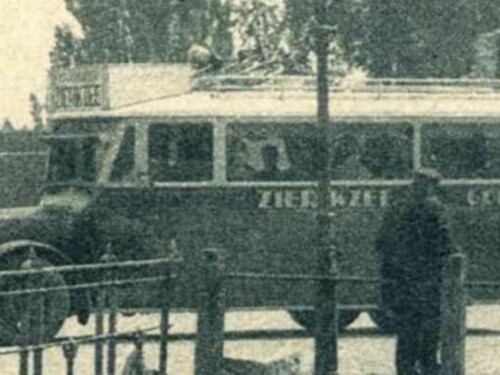 K-15, Republic bus Goes â€“ Zierikzee van Van Strien uit Goes, draait de Joachimikade op aldaar, 1931, onderweg naar Katscheveer.
Bron: DVD Ons Zeeland 1931, foto OZ312156. 
