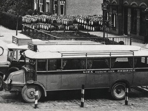 K-15, Republic bus van Van Strien, geparkeerd achter de Latil K-382 van Krijger, ca. 1933 bij het station van Goes, voor Hotel Tivoli.
Bron: 't Reisvaerdig Beveland, door J.C. Hartingsveldt, uitg. Den Boer De Ruiter, opgepoetst door Kees Griep.