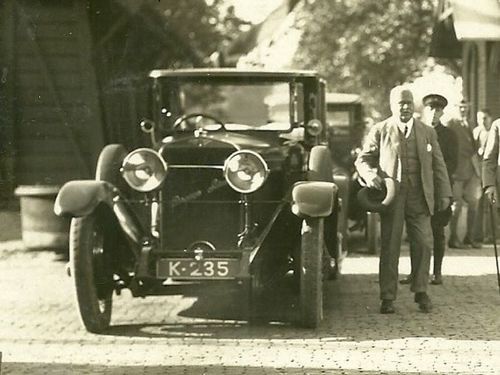 K-235, Hispano Suiza van burgemeester P. Dumon Tak uit Middelburg, ca. 1924. 
Bron: www.onbekendinnederland.nl/images/g-4611.jpg, via J.J. Hoefnagel en Berry Meester. Fotograaf Cornelisse, Middelburg
