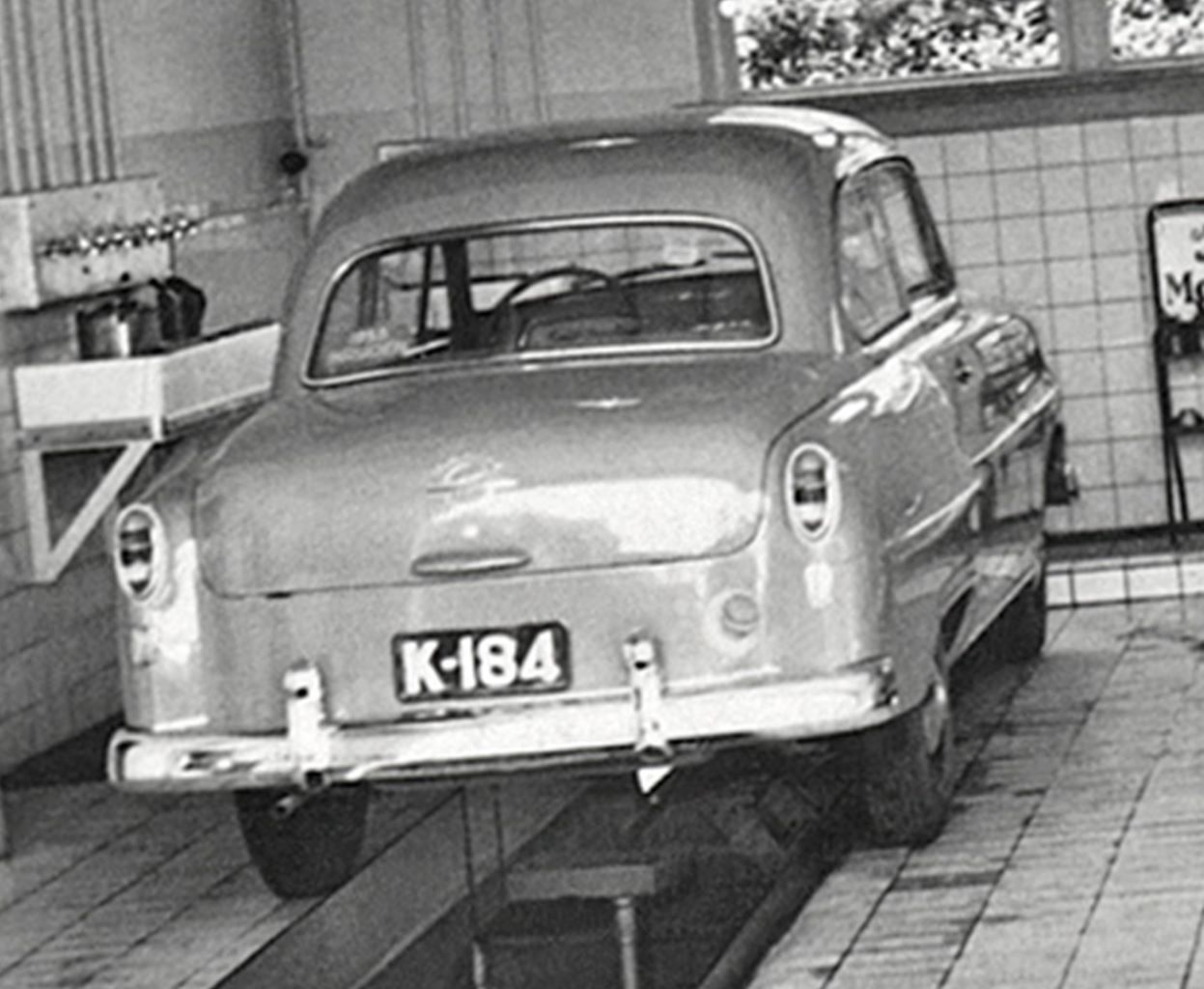 K-184, Opel Olympia van Garage Louisse uit Goes, aldaar ca. 1950
bron: collectie Hanny Louisse, gerestaureerd door Kees Griep