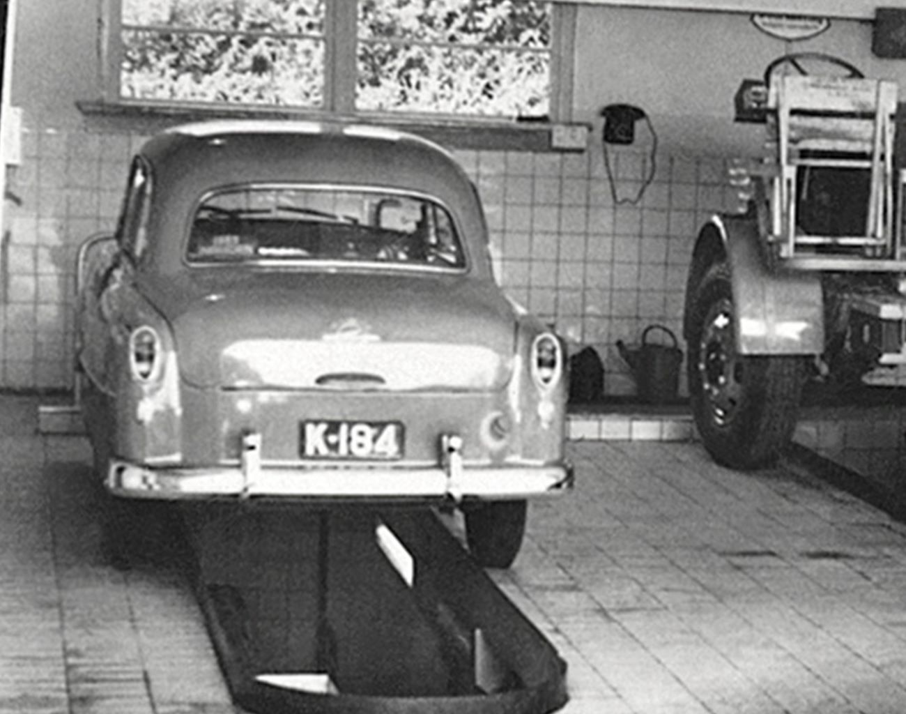 K-184, Opel Olympia van Garage Louisse uit Goes, aldaar ca. 1950
bron: collectie Hanny Louisse, gerestaureerd door Kees Griep