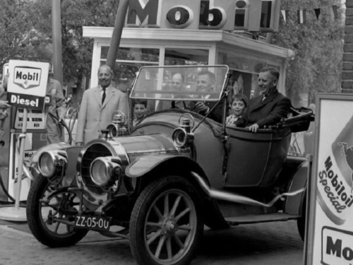 ZZ-05-00 (ex K-184), Eysink van Louisse, op 6 juli 1963 bij de opening van het Mobil-benzinestation. 
Bron: Zeeuwse Bibliotheek/Beeldbank Zeeland, rec.nr. 105772, fotograaf J. Midavaine