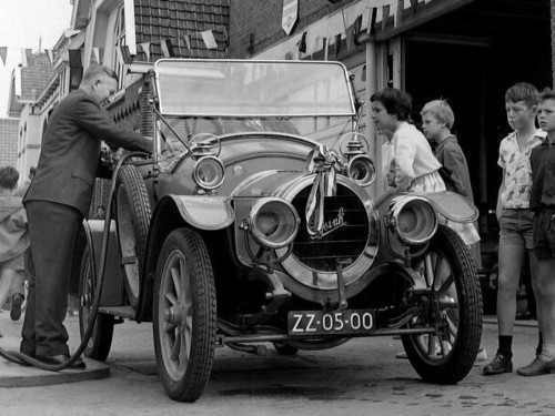 ZZ-05-00 (ex K-184), Eysink van Louisse, op 6 juli 1963 bij de opening van het Mobil-benzinestation. 
Bron: Zeeuwse Bibliotheek/Beeldbank Zeeland, rec.nr. 105769, fotograaf J. Midavaine.