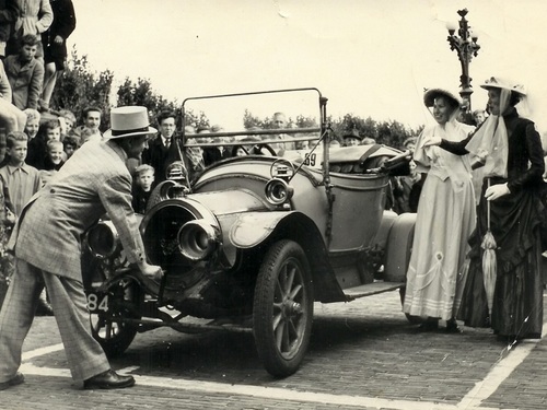 K-184, Eysink van P. Louisse, tijdens het concours d Elegance op de Boulevard te Vlissingen, 26 juni 1954.
Bron: collectie Hanny Louisse 
