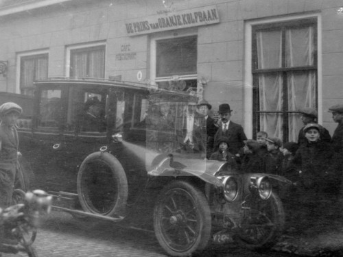 K-242, Lorraine-Dietrich van C. de Jonge uit Kloetinge, ca. 1915 bij de Prins van Oranje aan de Nieuwstraat in Goes. 
Bron: Beeldbank gemeente Goes. Fotograaf onbekend.