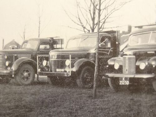 Wagenpark van Bosman, jaren 50; Vlnr International, Volvo NB-83-88 (ex K-25250) en de Commer K-25250.
Bron: 75 Jaar Transport in Zeeland, deel 1, door Ko Koster, uitg. Drukkerij Zoeteweij, Yerseke 1999