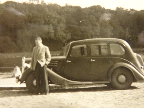 K-35, Wolseley van F.M. Franken uit Goes, in oktober 1954 te Chantilly.  
Collectie Th. Franken-Postma