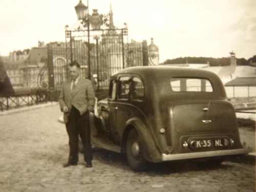 K-35, Wolseley van F.M. Franken uit Goes, in oktober 1954 te Chantilly.  
Collectie Th. Franken-Postma