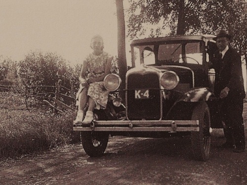 K-4, Ford model A van H.J. v.der Stel uit Tholen, ca. 1931 met Annie en Hendrik v.der Stel.
Bron: collectie Heemkunde Stad en Lande van Tholen, via Kees Fase
