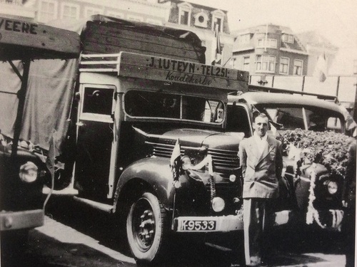 K-9533, Dodge vrachtwagen van J. Luteijn uit Koudekerke, op 25 mei 1955 aldaar op de Grote Markt. Ervoor Bram Luteijn.
Bron: 75 Jaar Transport in Zeeland e.o., deel 4, door Ko Koster, nov. 2002, Graf. Bedr. Pitman Goes
