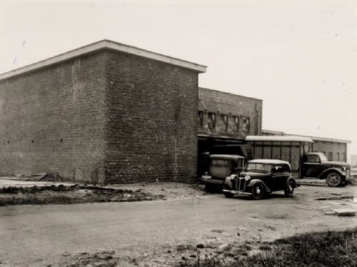 K-222, Adler Trumpf van rijksveearts van J. v. Zijverden uit Zierikzee, bij het Coöperatieve Slachthuis aan de Havenweg te Vlissingen, ca. 1938.
Bron: Fotocollectie Gemeentearchief Vlissingen, inv.nr. 2289 , copyright Dert 