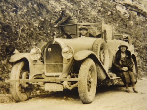 K-269, Talbot cabriolet van A. v.d. Have uit Kapelle, op reis met fam. Lenshoek op 24-3-1928 tussen Aix-les-Bains en Grenoble.
Bron: collectie Fam. Lenshoek, Kloetinge