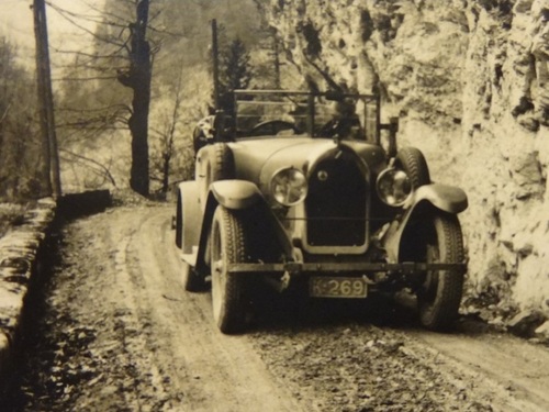 K-269, Talbot cabriolet van A. v.d. Have uit Kapelle, op reis met fam. Lenshoek op 24-3-1928 tussen Aix-les-Bains en Grenoble.
Bron: collectie Fam. Lenshoek, Kloetinge