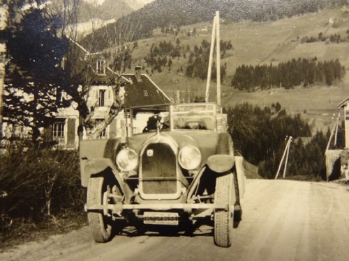 K-269, Talbot cabriolet van A. v.d. Have uit Kapelle, op reis met fam. Lenshoek op 24-3-1928 onderweg naar de Col de Porte (1325m) in de buurt van Grenoble.
Bron: collectie Fam. Lenshoek, Kloetinge