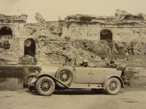 K-269, Talbot cabriolet van A. v.d. Have uit Kapelle, op reis met fam. Lenshoek op 30-3-1928 voor de romeinse arena te Fréjus.
Bron: collectie Fam. Lenshoek, Kloetinge