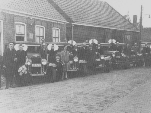 K-184, Chevrolet 1929 van garage P. Louisse uit Goes, op 22 mrt 1929 aan de Maelstede te Kapelle, tijdens een bruiloft aldaar met 4 andere Chevrolets via Louisse.
Bron: Kapelle en Biezelinge toen en nu, door G.J. Lepoeter, uitg. Van Geyt 1990.
