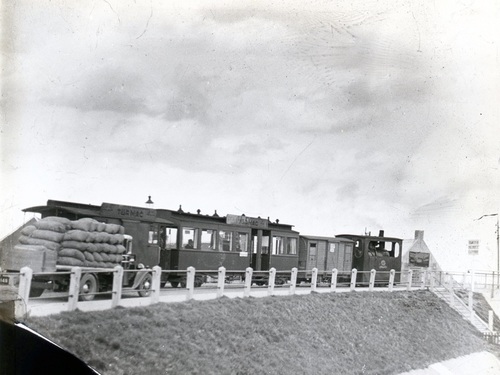 K-149, vrachtauto van G. Polderman uit St. Maartensdijk, op de brug van Tholen naast de tram, 1934. 
Bron: glasdia uit fotocollectie gemeentearchief Tholen, via Fred v.d. Kieboom
