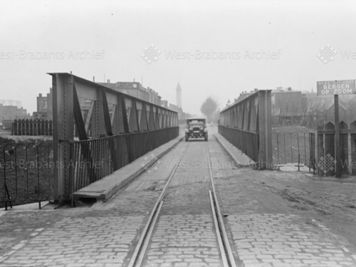 K-283 van A. Jacobs uit Goes op 21-1-1930 rijdend over de Stalenbrug aan de Antwerpsestraatweg, komend uit Bergen op Zoom.
Bron: West-Brabants Archief, Inv.nr. FHZ10, fotograaf: Fotopersbureau Het Zuiden.
