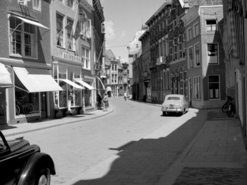 K-28, Fiat 1400 van F.W. Adriaanse uit Middelburg, ca. 1952 aan de Lange Delft voor zijn huis.  
Bron: Zeeuwse Bibliotheek/Beeldbank Zeeland, inv.nr. 164447, fotograaf J.F.H. Roovers
