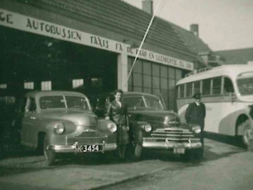 K-198, Chevrolet taxi van De Baar en Leendertse uit Wemeldinge, voor de garage aldaar, ca. 1950.
Bron: collectie Jacco de Baar
