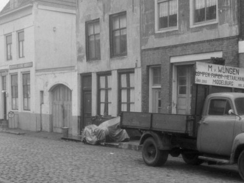 K-25350, vrachtauto van M. v. Wijngen uit Middelburg, ca. 1952 aan het Wagenplein aldaar.
Bron: facebook, Middelburg Dronk, geplaatst 17-3-2019. 
