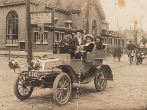 K-121, De Dion-Bouton van D.L. v. Splunter uit St. Philipsland, ca. 1910 (?).
Bron: nalatenschap van M.P. v. Splunter, via Peter Kok
