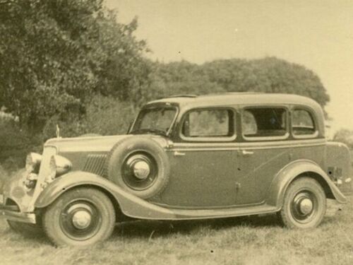 K-118, Ford model 40 fordor sedan â€˜33/â€™34 van E.J. Gelderman uit Zierikzee, op de oprit van â€œDe Houtsnipâ€, Westenschouwen. 
Bron: Gemeentearchief Schouwen-Duiveland, nr. A-7515.