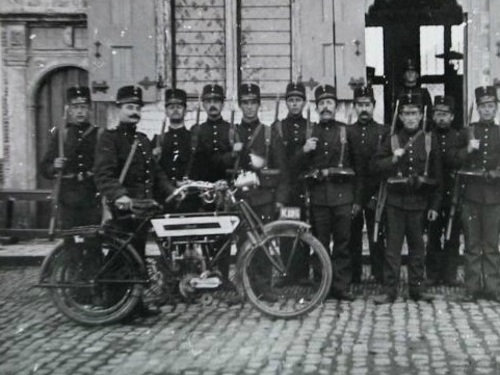 K-195, motorfiets van de militaire ordonans te Veere, op de Kaai aldaar voor 't huis 't Lammetje, ca. 1915.
bron: Zeeuwse Bibliotheek / Beeldbank Zeeland inv.nr. FO000215, collectie Midavaine.