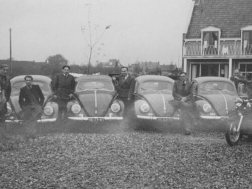 K-25168, VW Kever van H.J. de Glopper uit Haamstede, met 6 andere Zeeuwse inseminatoren, ca. 1954.   
Bron: Zeeuws Archief, fotoarchief ZLM, nr. 200-1-16. 