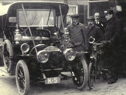 K-10, motorfiets van chirurg D. Schoute uit Middelburg, ca. 1910 bij de K-5.
Bron: collectie Conam, via HW.