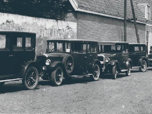 K-99 (?), in dat geval is eigenaar veearts J.S. Hoogstra uit Zierikzee, op 18-7-1929 aan de Noordstraat in Haamstede, bij het 60-jarig jubileum van de RHBS. 
Bron: collectie W. de Vrieze. Ook Zeeuws Archief, Beeldbank Schouwen-Duiveland, nr. SGP-0894. 
