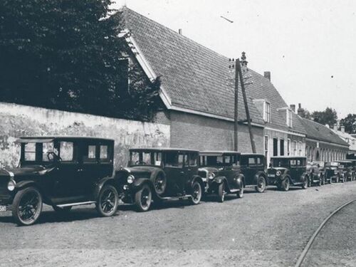 K-99 (?), in dat geval is eigenaar veearts J.S. Hoogstra uit Zierikzee, op 18-7-1929 aan de Noordstraat in Haamstede, bij het 60-jarig jubileum van de RHBS. 
Bron: collectie W. de Vrieze. Ook Zeeuws Archief, Beeldbank Schouwen-Duiveland, nr. SGP-0894. 
