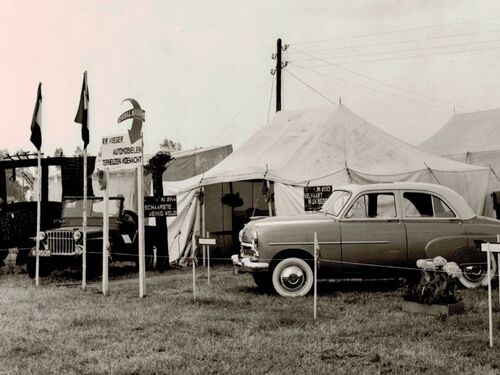 Mogelijk K-23132, een Vauxhall Cresta E â€˜54/â€™57 van A.P.J. v.d. Vijver uit Sluis, bij een ZLM landbouwtentoonstelling te Kloosterzande, 23-25 juni 1955. 
Bron: collectie Erik Schmidt, Eynatten, B.   
