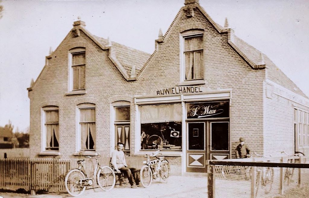 Mogelijk K-214, NSU motorfiets van S. Wisse uit Oostkapelle, ca. 1912 voor de zaak aldaar. 
Bron: Facebook, Walcheren – ons eiland, geplaatst door Cees v.der Waal, 6-6-2023, prentbriefkaart.
