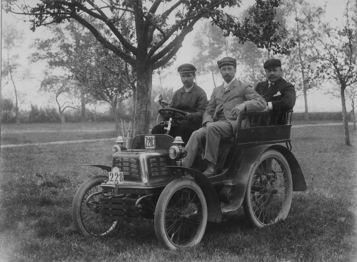 Z203 / rijksnummer 228, F.N. van Malotaux en Mechelijnck, 1902 met chique heren.
Bron: http://www.moetjekijken.nl/gasten/janplatteeuwvoertuigfoto/voertuigfoto1.html
