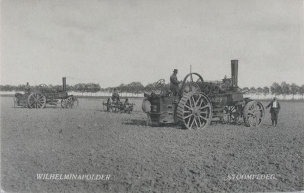 K-154 en K-154, beide stoomploegen van de Wilhelminapolder, aldaar ca. 1910. 
Bron: Prentbriefkaart: Pieterman, ZB, Beeldbank Zeeland, rec.nr. 34394. 
