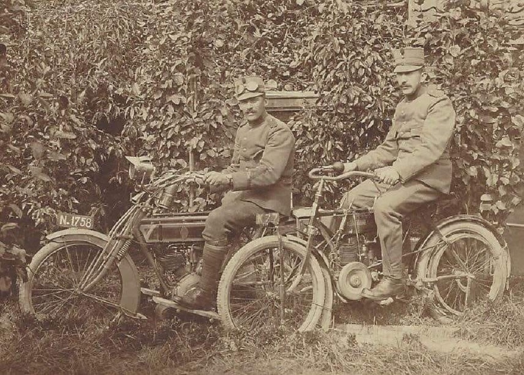 K-77, Eysink 1 ¾ pk 211cc motorfiets ‘06 van J. Vermeulen uit Yerseke, tijdens de mobilisatie 1914. Dit is waarschijnlijk ex Z568.
Bron: collectie Frans de Been, via Martin v.d. Valk. 
