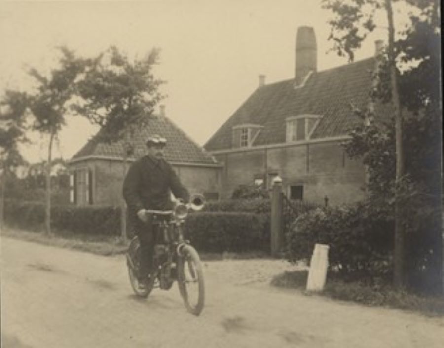 K-10, motorfiets van chirurg D. Schoute uit Middelburg, op 1-7-1907 onderweg naar een consult in Domburg.
Bron: Zeeuws Archief, Zeeuws Genootschap, Zelandia Illustrata, Aanwinsten, nr. 824. 
