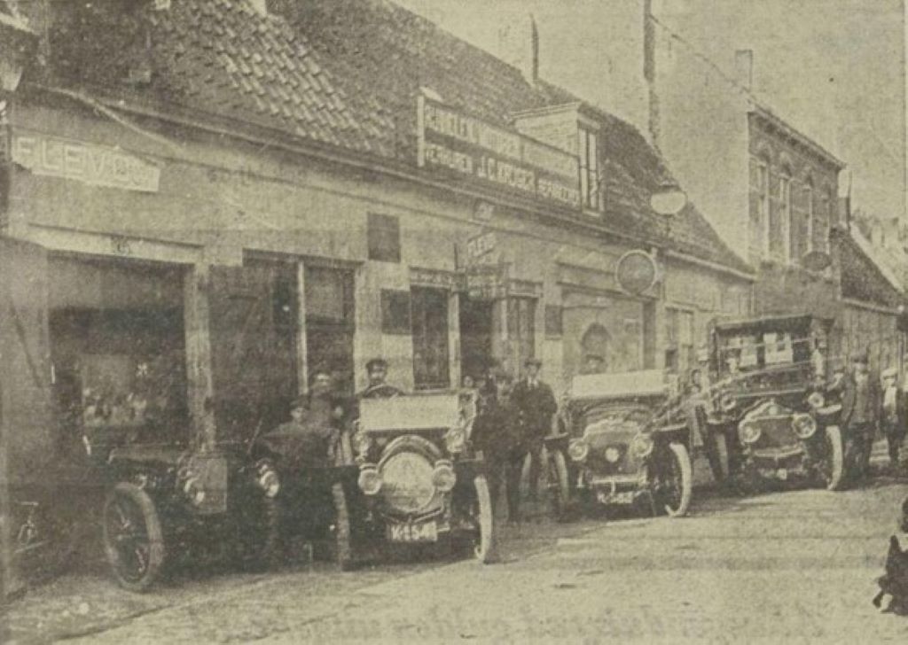 K-154 van H.A. Hanken uit Wilhelminadorp voor de garage van Krijger aan de Nieuwstraat, ca. 1913.
Bron: De Stem 4-1-1964, p.13, Krantenbank Zeeland, artikel over 50 jaar busbedrijf J.C. Krijger.
