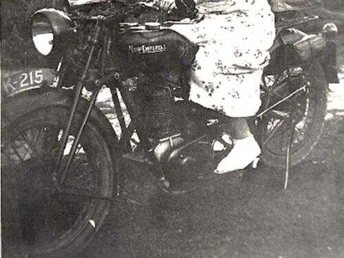 K-215, New Imperial motorfiets van A.A. de Zwart te Oostburg, ca 1938. 
Bron: www.zeeuwsarchief.nl, Gebruiksrecht foto: Genealogisch Centrum Zld te Middelburg