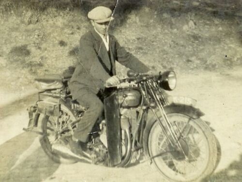 K-215, New Imperial motorfiets van A.A. Zwart uit Oostburg, ca. 1938. 
Bron: Facebook, West Zeeuws Vlaanderen uit de oude doos, geplaatst door Mia v. Dierendonck, 26-4-2021, via Ad v. Oorschot.
