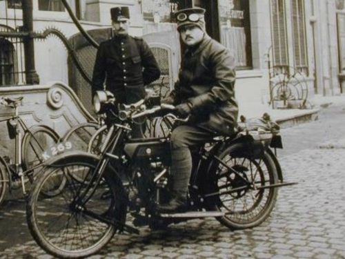 K-269, Royal Enfield motorfiets van A. v.d. Have te Kapelle, aan de Dam 39 te Middelburg, ca 1910.
Bron: Zeeuwse Bibliotheek / Beeldbank Zeeland, 46511. Fotograaf onbekend.