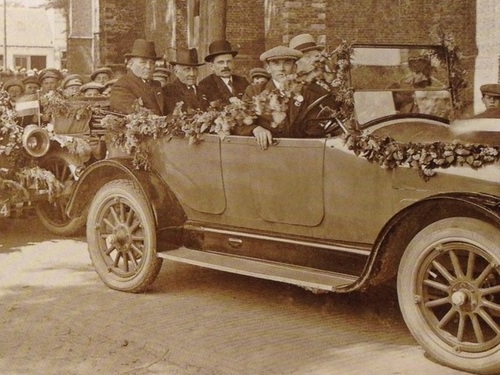 K-294, Overland Touring â€˜18 van L.M. Blom, Haamstede, mei 1918 (beide auto's met K-294)
bron: â€œTrugkieke in de historie van de bijzondere duindorpen Burgh & Haamstede, e.a.â€ , door Wim de Vrieze e.a.  Drukkerij LNO, Zierikzee 2012.